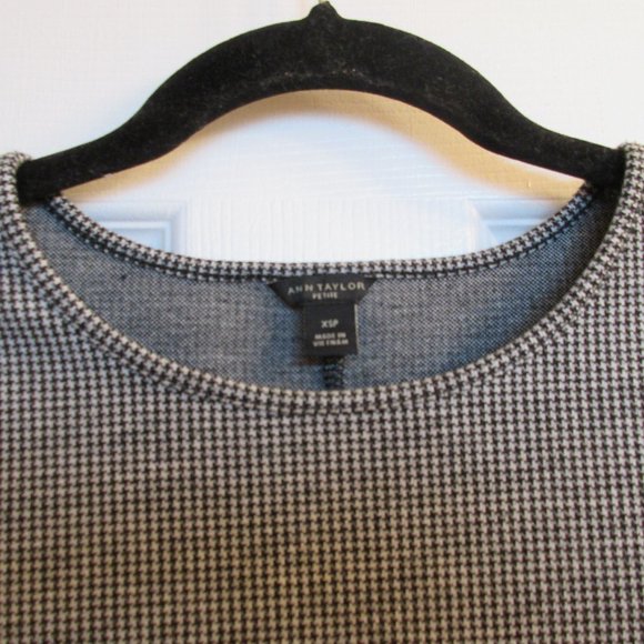 Ann Taylor Petites Grey n White Houndstooth Fleck Fitted Knit Top, size 4 - Picture 8 of 12